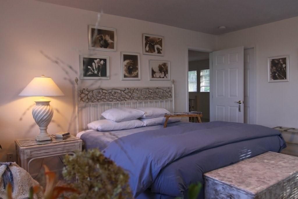 Romantic northern michigan burt lake B&B rooms Bed & Breakfast with