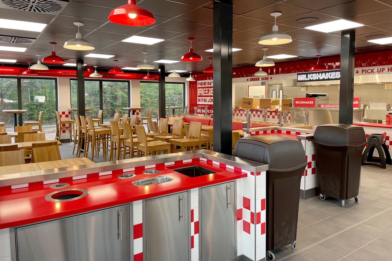 ROKA realisiert modulares ContainerRestaurant für FIVE GUYS