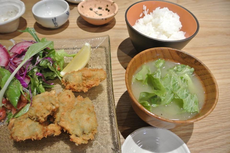 カキフライランチを食す！！「磯料理 魚とし（うおとし）」 六甲道どっとこむ