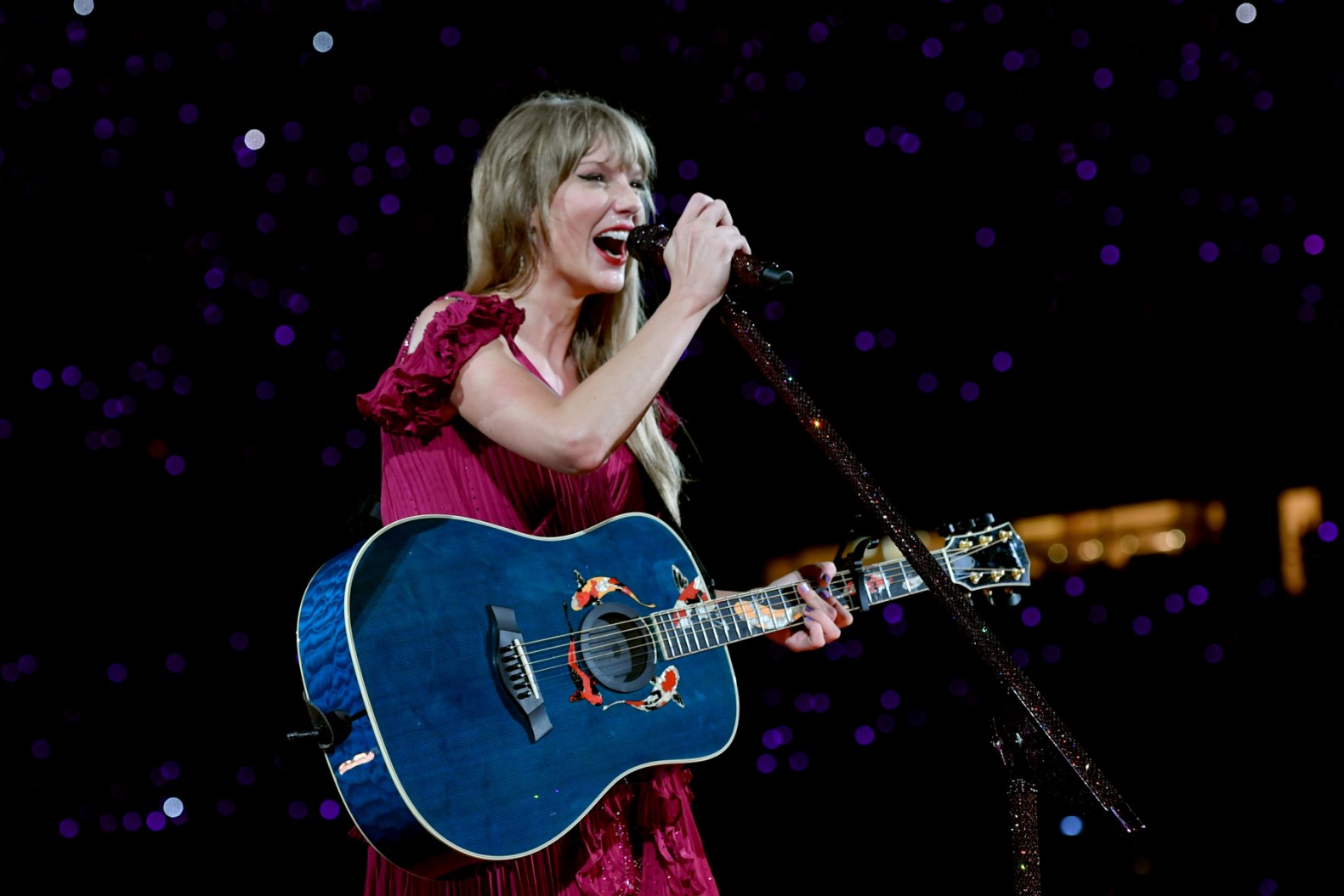 Taylor Swift Performs 'Last Kiss' in Kansas City Watch