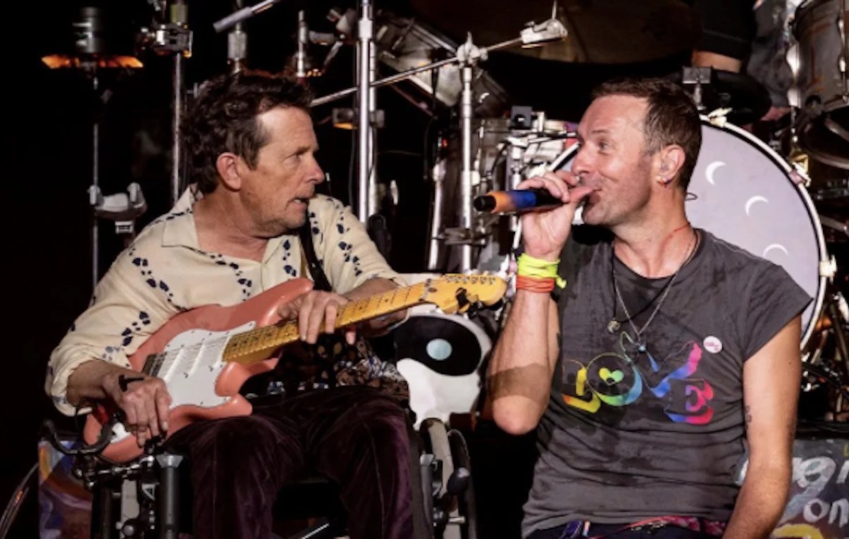 Glastonbury, Michael J. Fox sul palco con i Coldplay ha suonato la