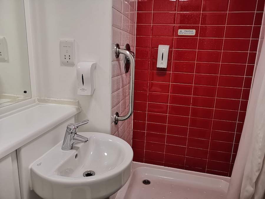 Manchester Travelodge (The Bad, The Ugly & The Good) rollingwith.me