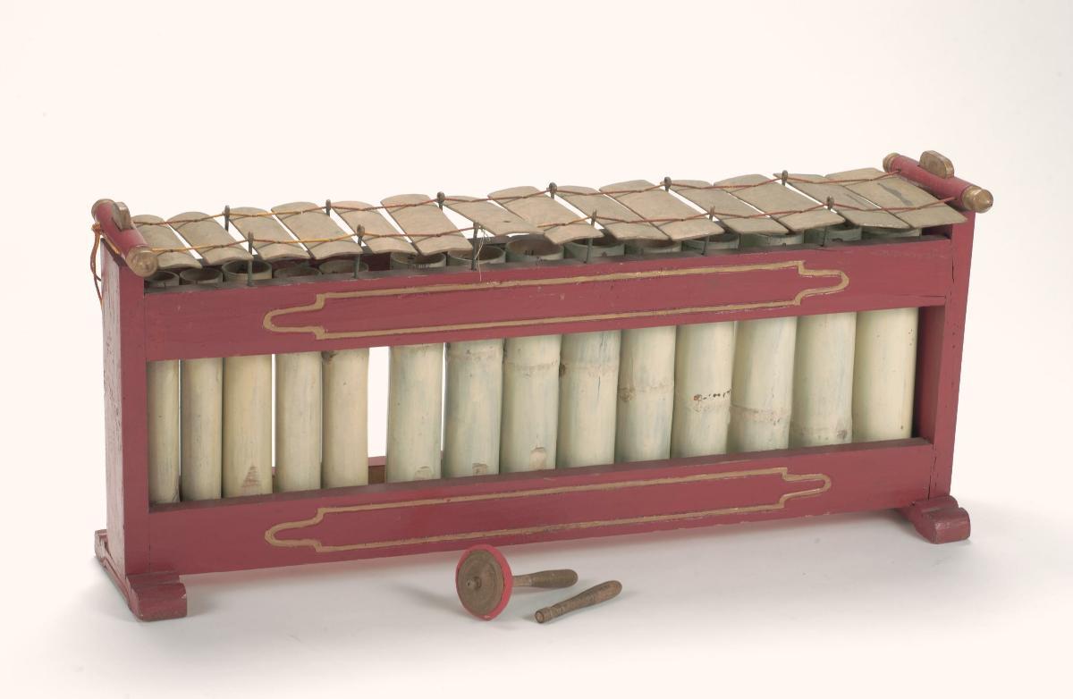 Gamelan instrument with flat keys