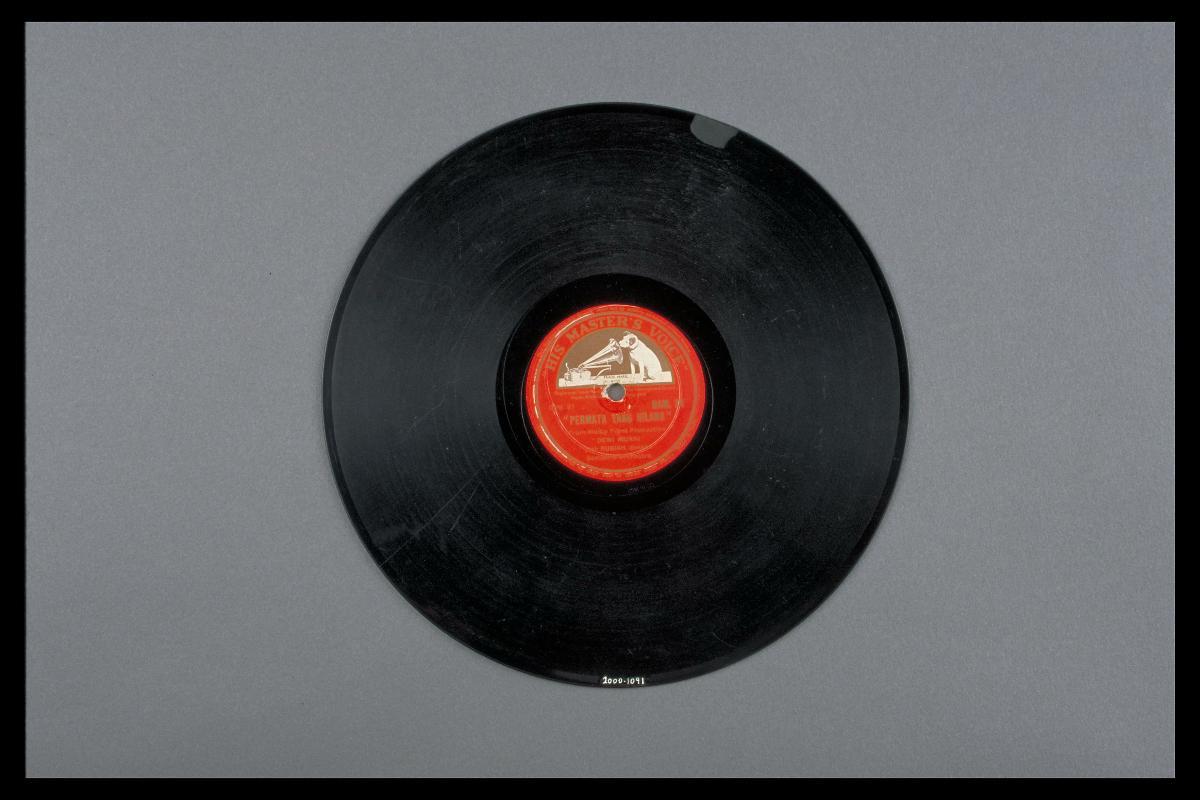 Photograph of Malay vinyl record ‘Sekuntum Kembang (A Bud/Blossom)’ by Momo