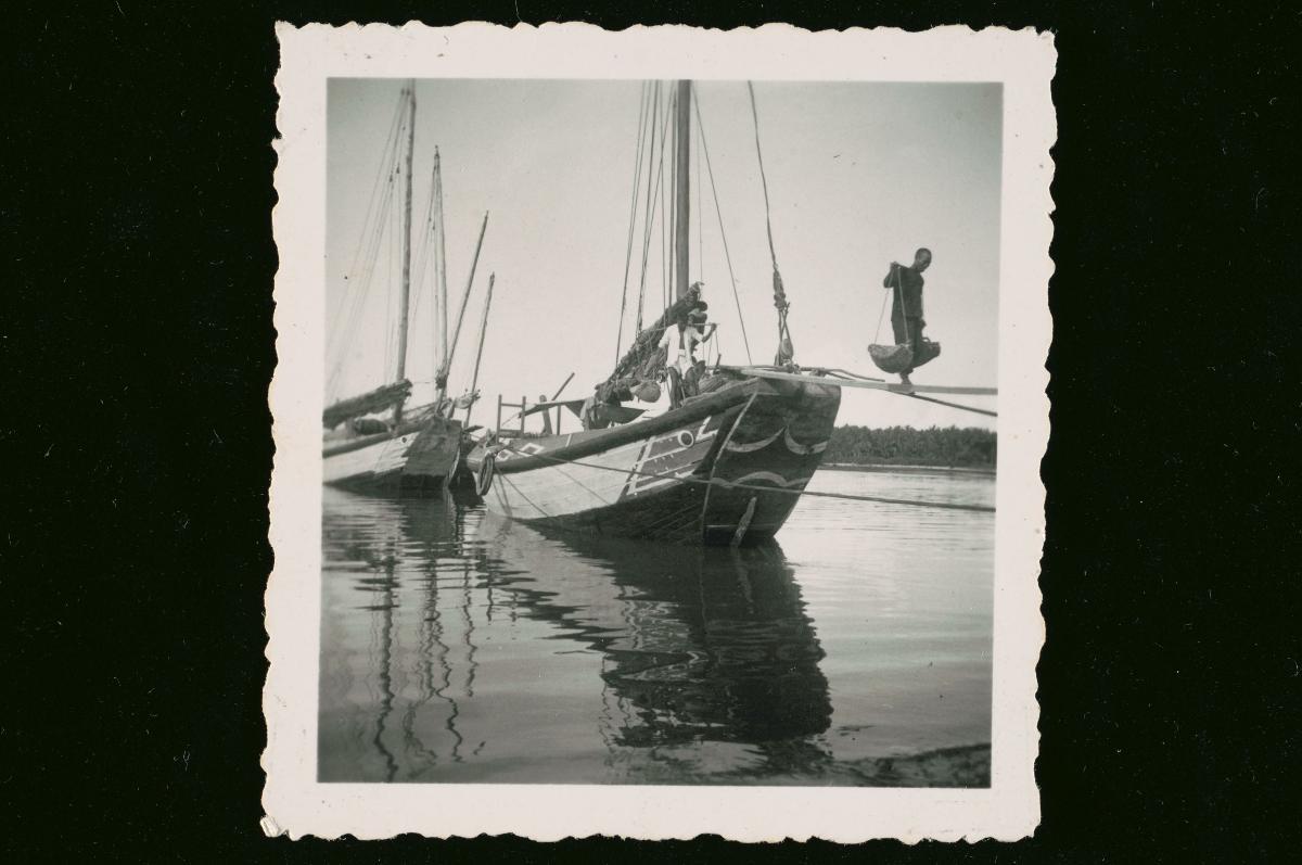 Cargo being unloaded from ‘twakow’ lighter vessels