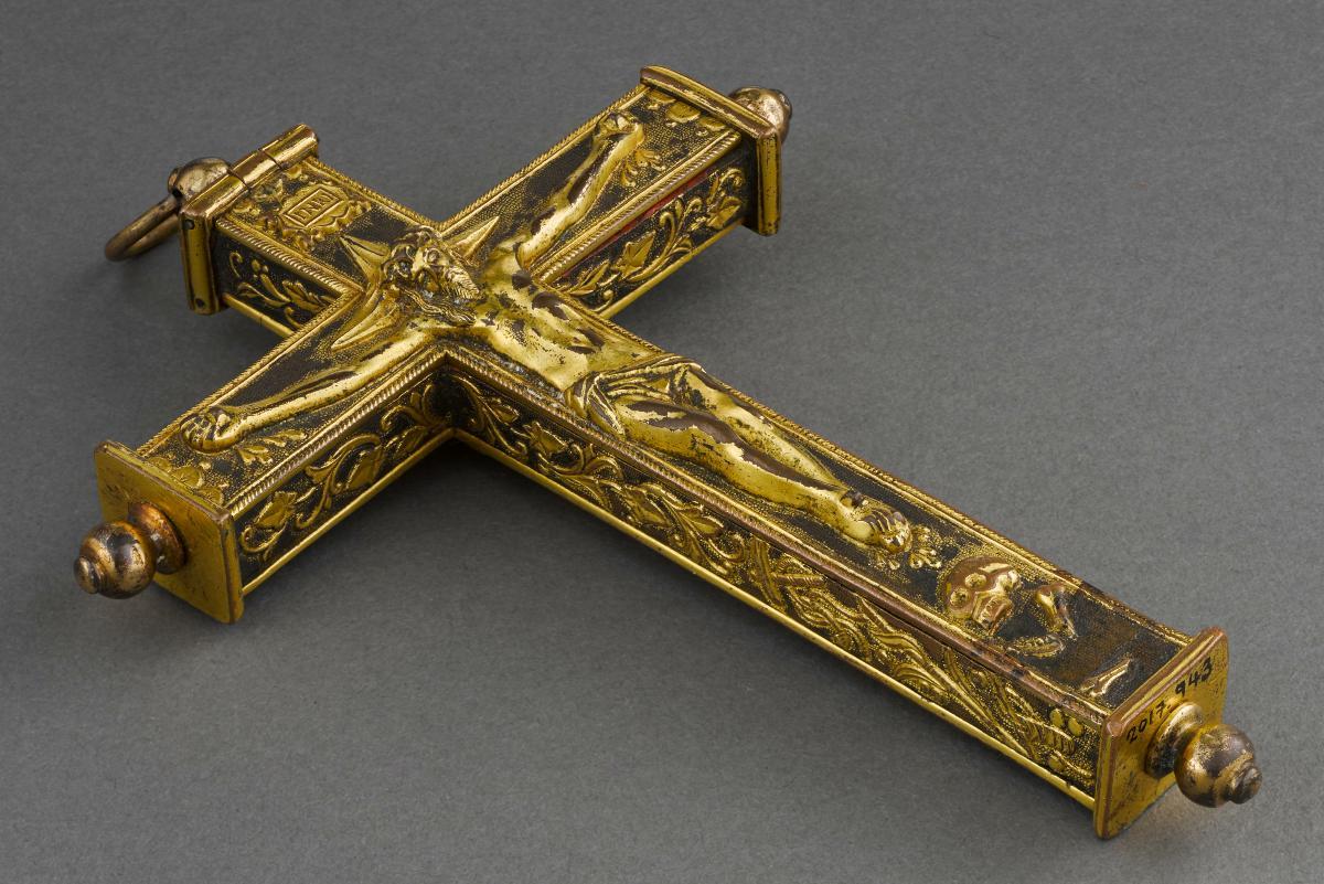 Reliquary crucifix