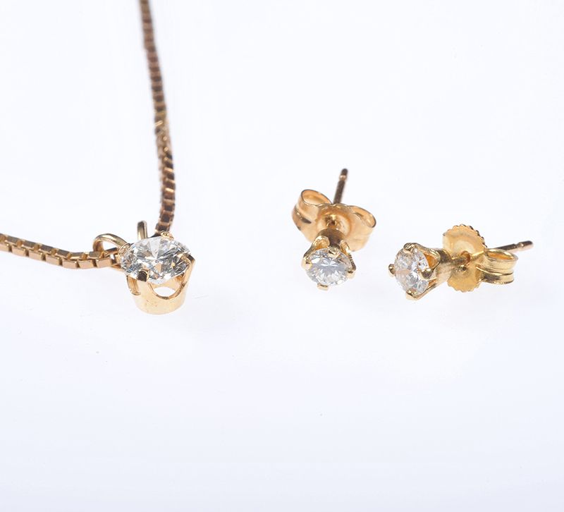 9 CARAT GOLD MOUNTED DIAMOND SOLITAIRE PENDANT ON 9 CARAT GOLD CHAIN