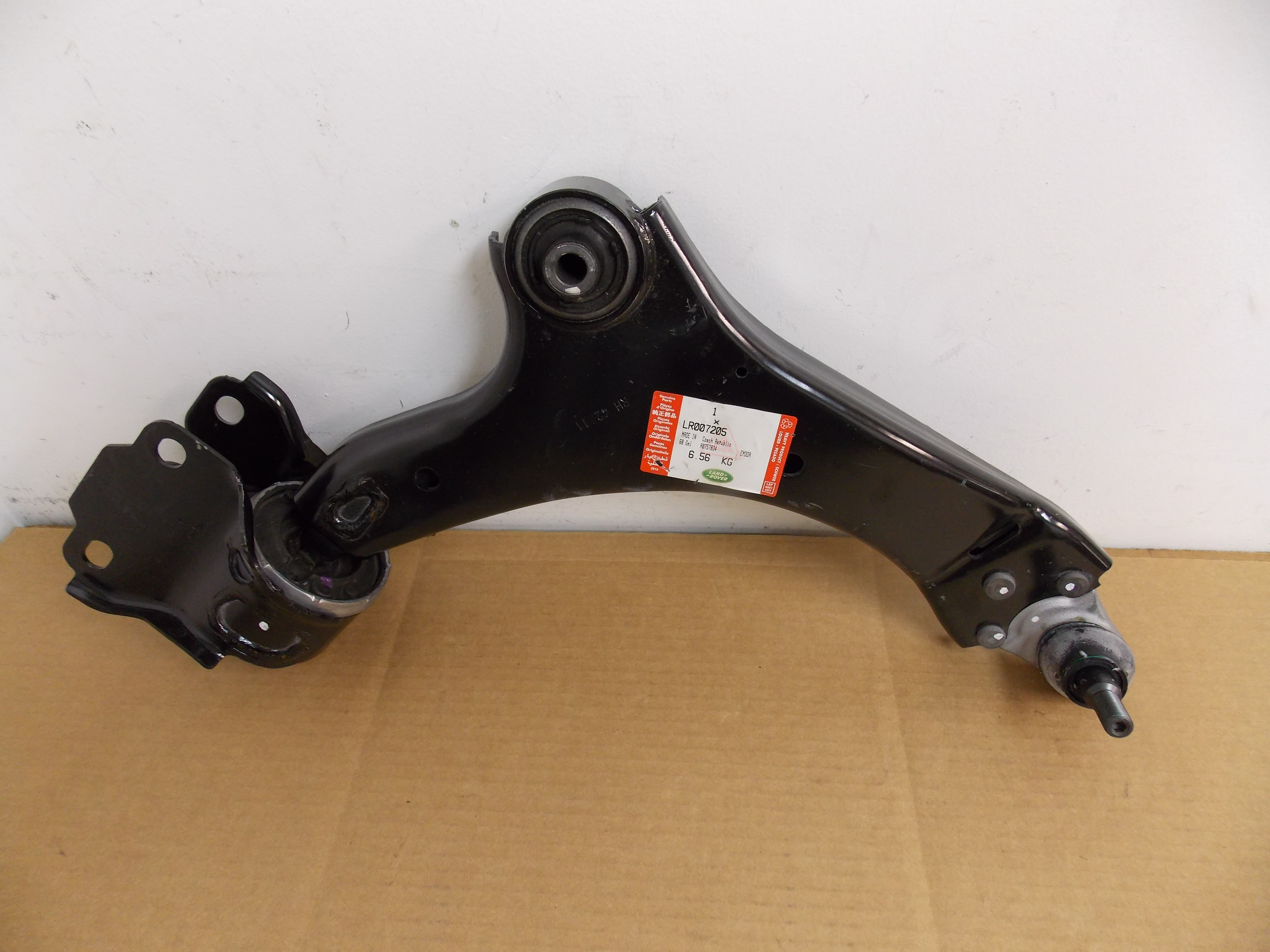 GENUINE LAND ROVER CONTROL ARM FRONT LR2 RH NEW LR007205 LRBritish Parts