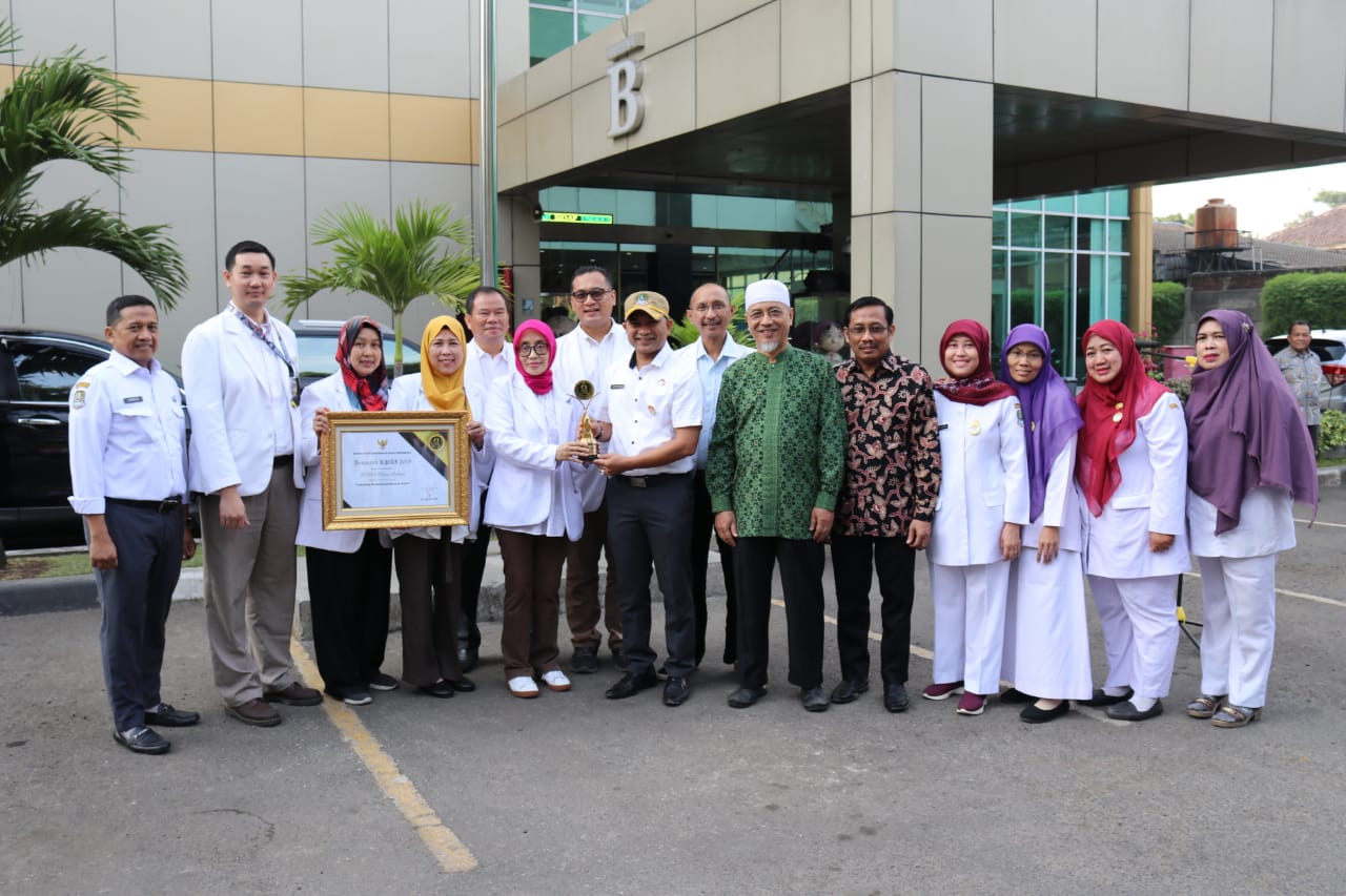 Pimpin Apel Pagi, Direktur Pamerkan 2 Piala Untuk RSUD dr