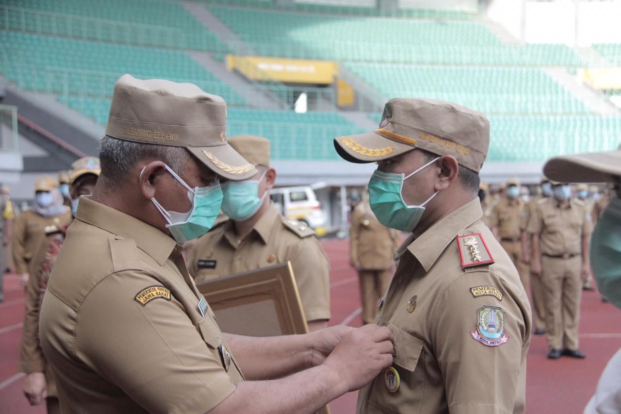 Apel Pagi Pertama di Tahun 2021, Wali Kota Bekasi Sematkan