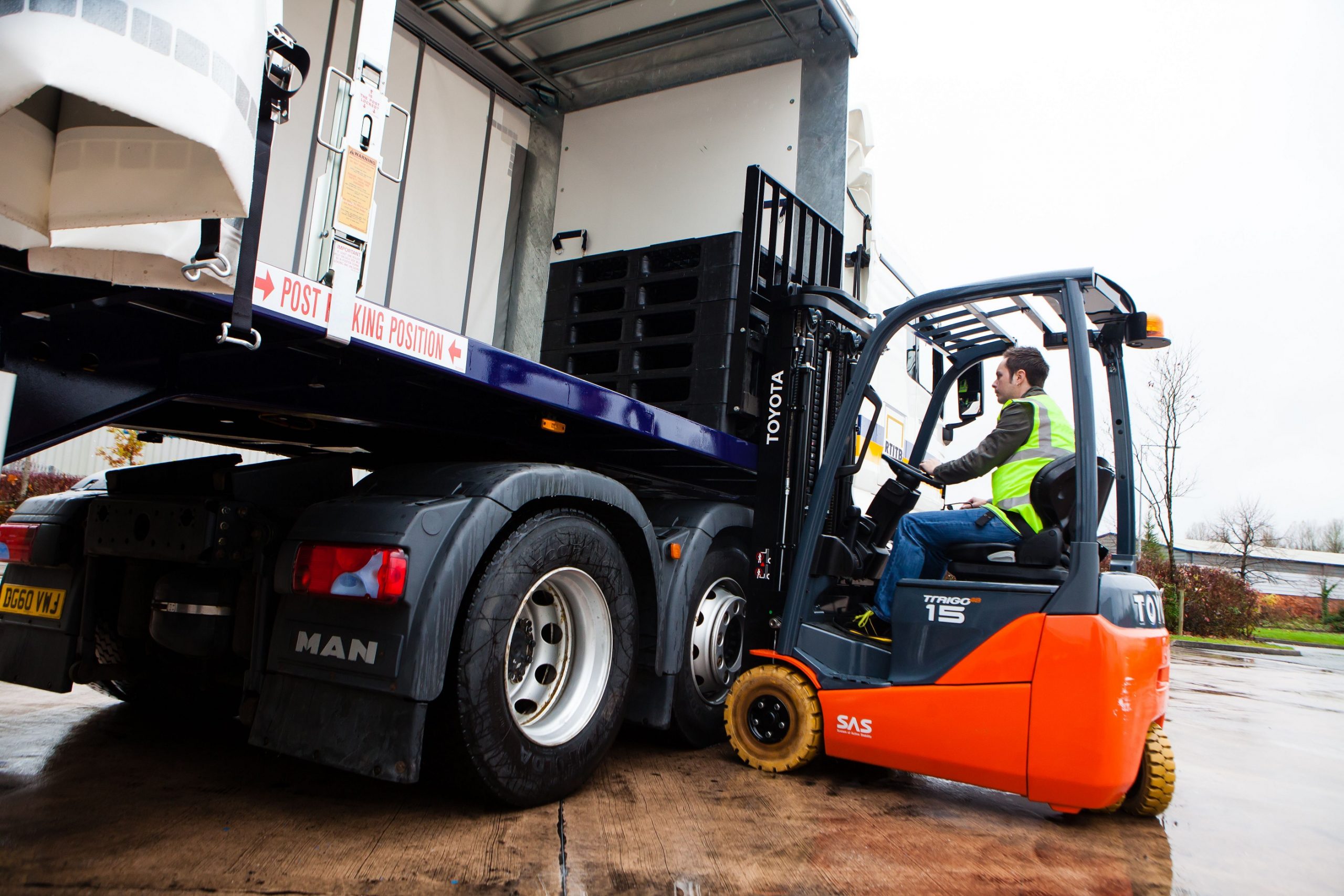 Five Top Tips for Safe Loading with Lift Trucks