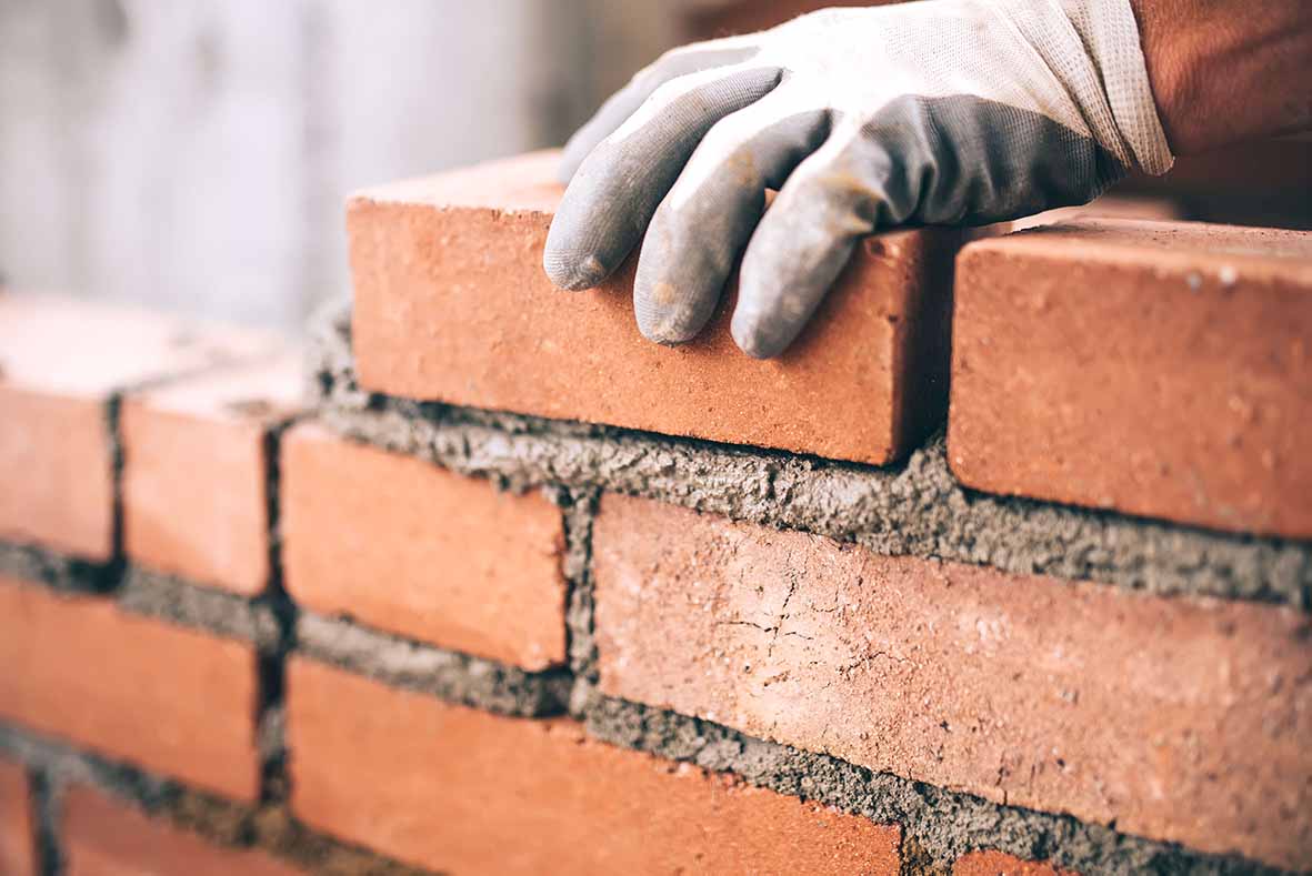 How to build a brick wall in a construction site step by step