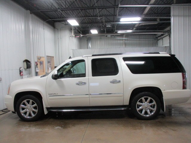 2010 GMC Yukon XL Denali Awd6.2v8,vented leather,quads,sunroof,nav