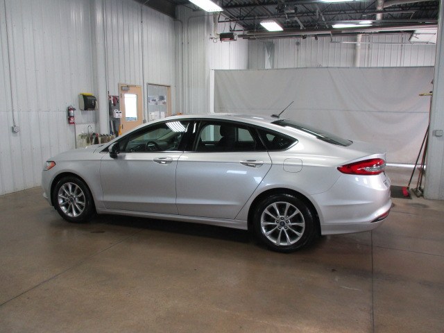 2017 Ford Fusion SE Sedantwin power cloth buckets Dubuque & Platteville New and Used Trucks