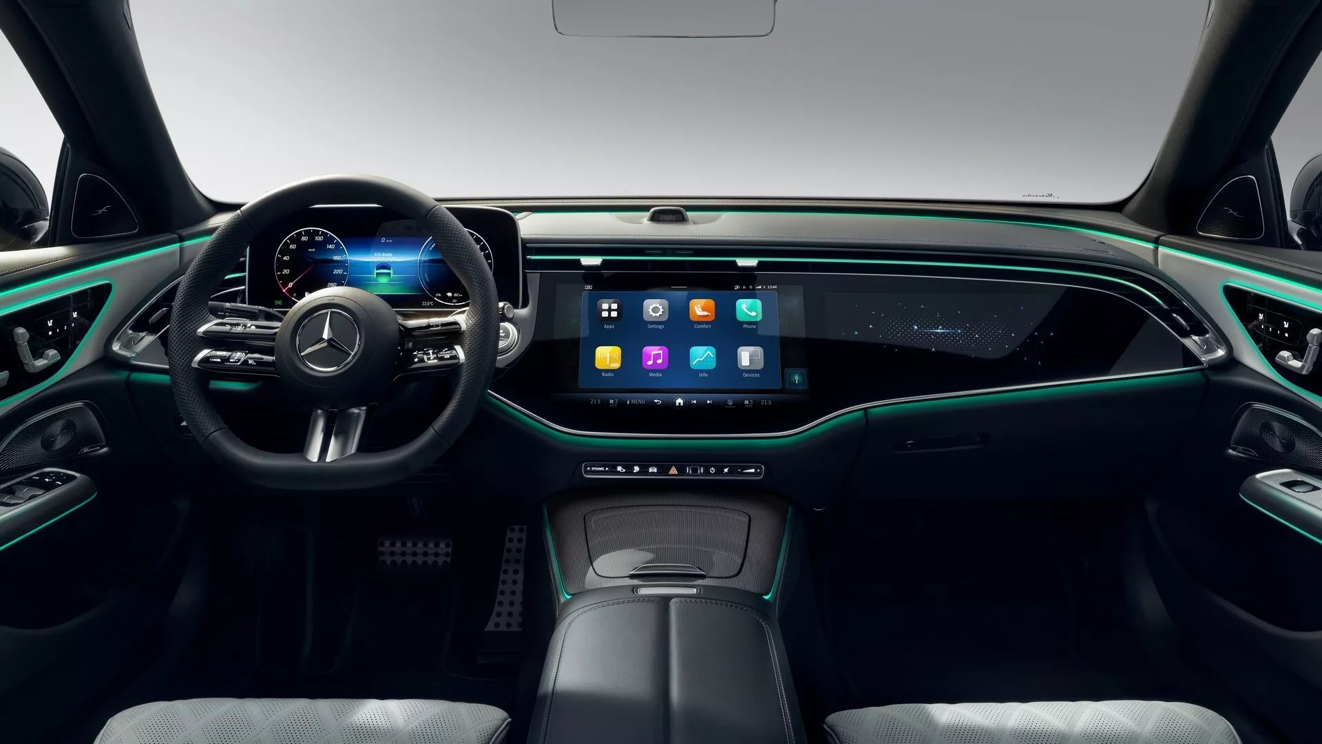 MercedesBenz mostró el interior del nuevo Clase E, con pantalla