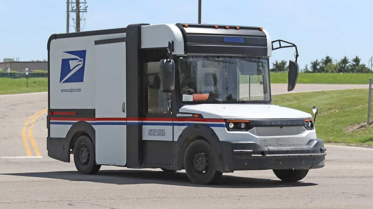 Stillproud USPS agrees to make more new trucks EVs