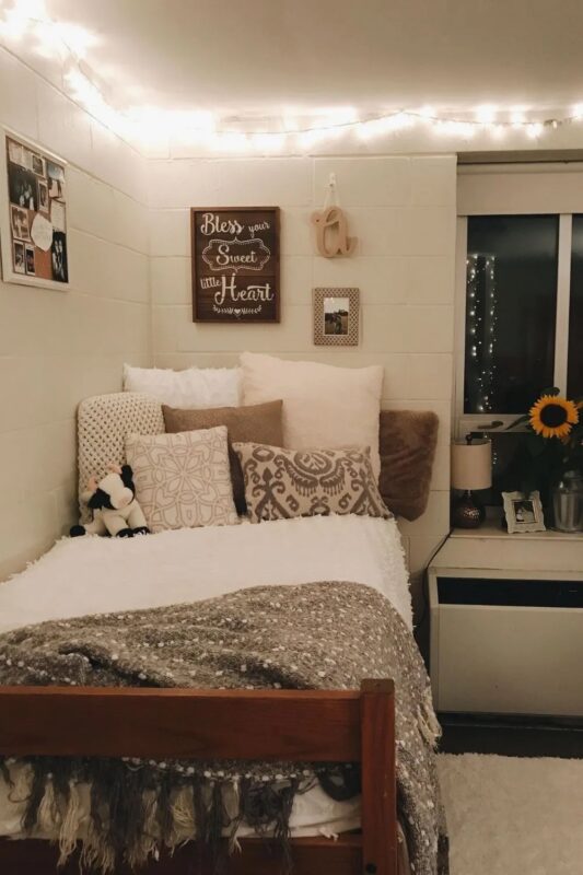 13 Aesthetic Dorm Room Ideas Decor, Themes, and Accessories Saffron