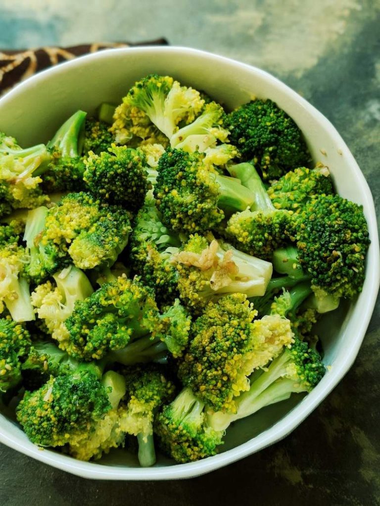 Easy 5minute Microwave Steamed Broccoli with garlic + 5 quick dinner ideas