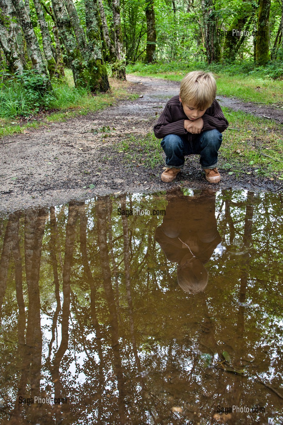 photo de ENFANT REGARDANT SON REFLET DANS UNE FLAQUE D'EAU, PROMENADE