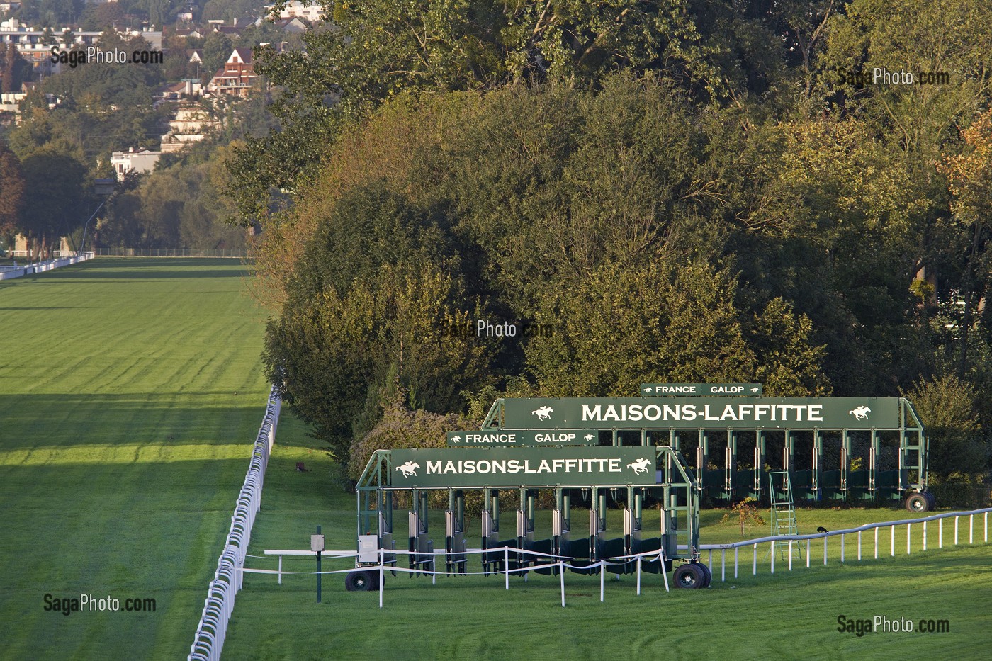 photo de HIPPODROME MAISONSLAFFITTE, LE PLUS GRAND CHAMP DE COURSES D' ILEDEFRANCE, SITUE EN