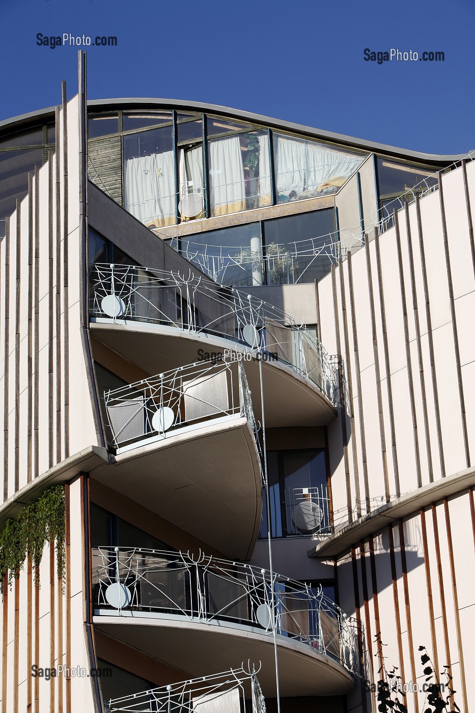 photo de FACADE D'IMMEUBLE CONTEMPORAIN, QUARTIER DE SCHONEBERG, BERLIN