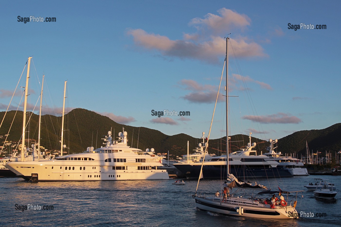 photo de SOLEIL COUCHANT SUR LES VOILIERS ET LES YACHTS