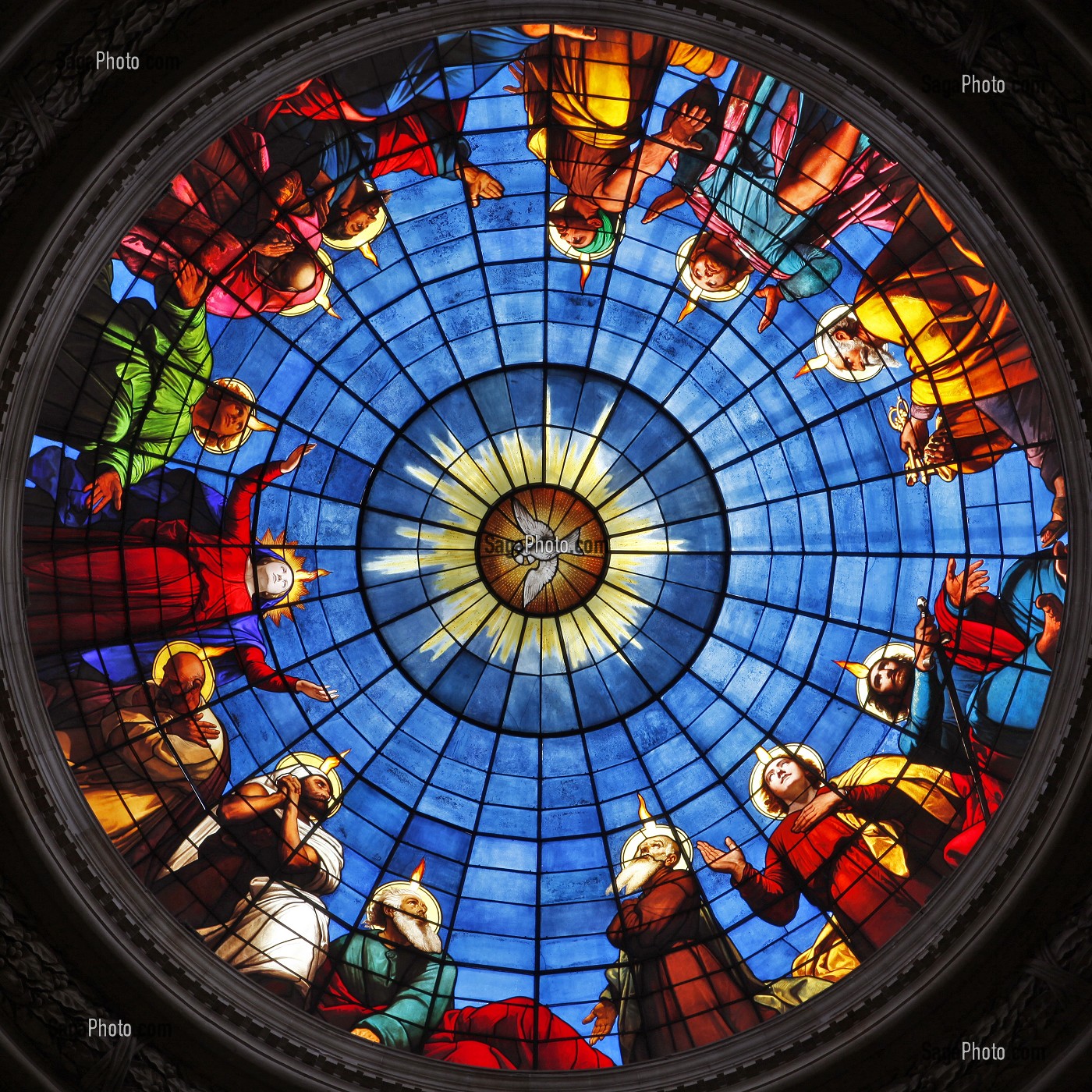 photo de LA COUPOLE, VITRAIL REPRESENTANT LE MYSTERE DE LA PENTECOTE