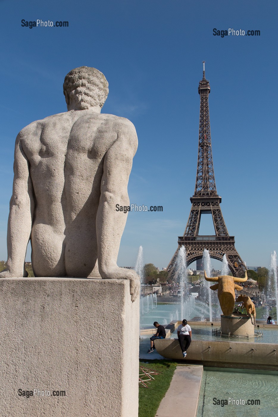 photo de STATUE DE L'HOMME DU SCULPTEUR PIERRE TRAVERSE ET STATUE DU