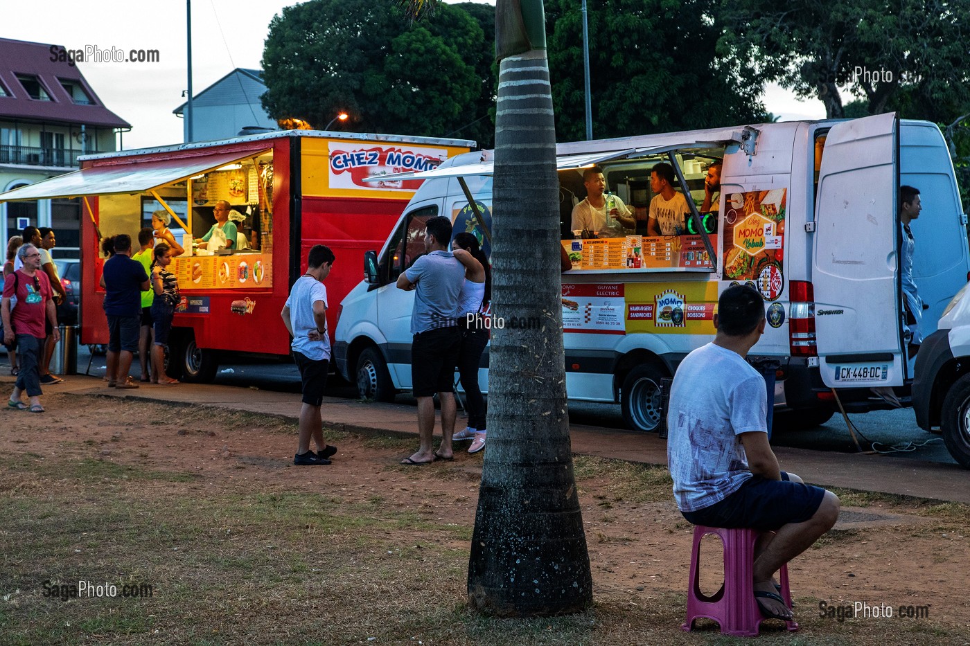 photo de CAMIONS RESTAURATION (FOOD TRUCK) SUR LA PLACE DES PALMISTES