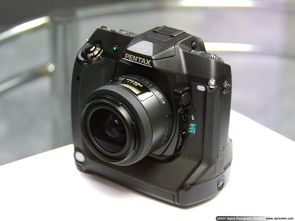 Pentax presenterà una full frame nel 2015, già pronti due obiettivi