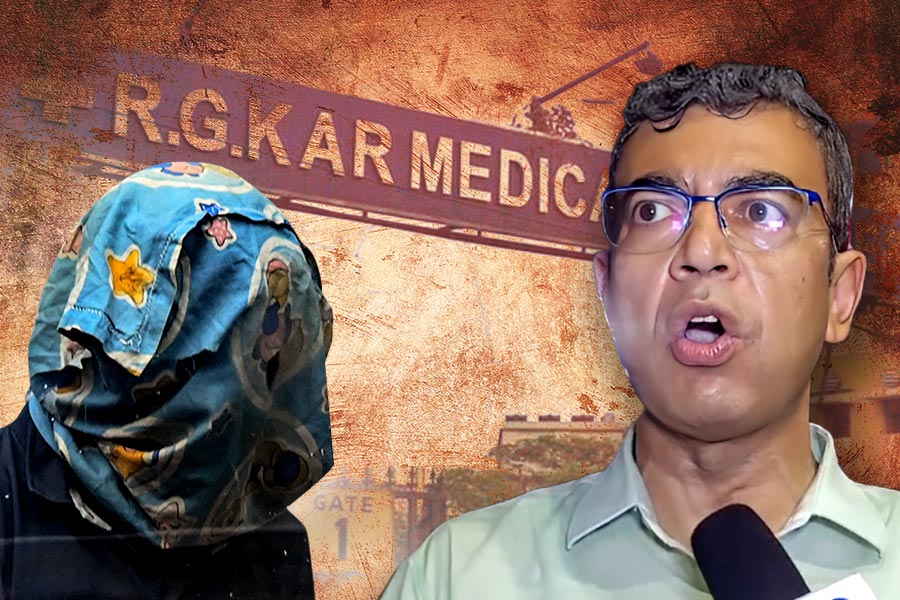 ‘দেড়শো গ্রাম বীর্য’ তত্ত্ব ছড়িয়েছিলেন, সেই চিকিৎসক সুর্বণ গোস্বামীকে বেআইনি মিছিলের অভিযোগে নোটিস পুলিশের