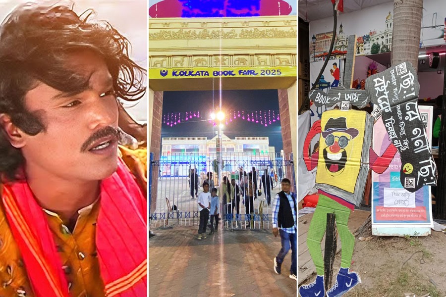 বইকে চিনলু না…ভাইরাল গানে গ্রন্থবিমুখদের বার্তা? বইমেলার প্ল্যাকার্ড ঘিরে আলোচনা