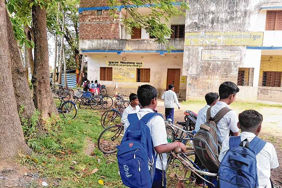 গ্রুপ ডি কর্মী নেই, নিত্যদিন স্কুলের দরজা খুলছে পড়ুয়া! ক্ষোভ বাড়ছে অভিভাবকদের