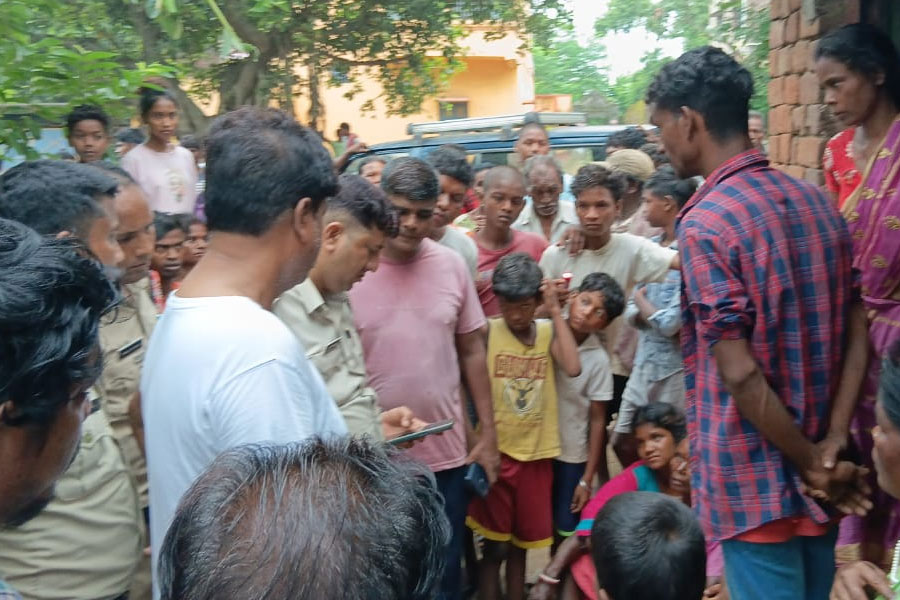 বাইরে ঘুমিয়ে বাবা, রাতের অন্ধকারে ঘর থেকে উধাও দেড়বছরের শিশুকন্যা! ঘনীভূত রহস্য