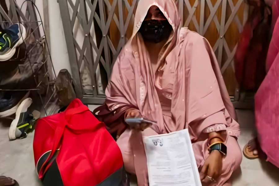 আইনি বিয়ের পরও মেলেনি স্বীকৃতি! ২ দিন ধরে স্বামীর ফ্ল্যাটের সামনে ধরনায় বধূ