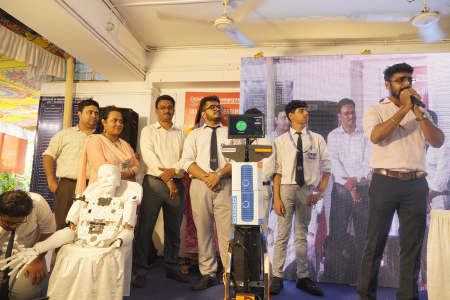 নতুন শিক্ষার্থীদের স্বাগত জানাল খোদ AI রোবট, তাক লাগানো আয়োজন IEM-এর
