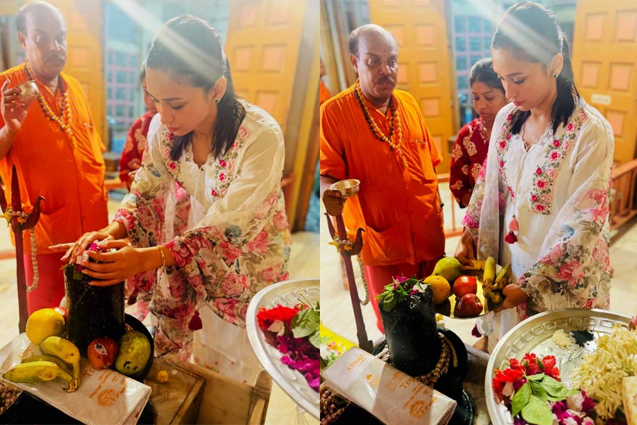 আমিষ ছেড়েছেন আগেই, শ্রাবণের ‘পয়লা সোমবার’ নিয়ম মেনে মন্দিরে শিবপুজো মিমির