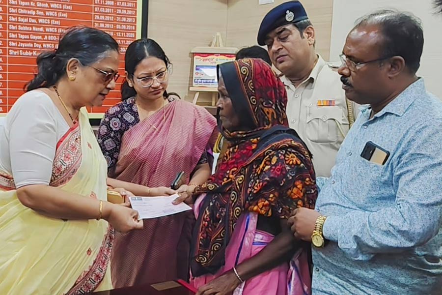 মুম্বইয়ে ‘অত্যাচারে’ মৃত বাংলার পরিযায়ী শ্রমিক পরিবারের পাশে রাজ্য, দেওয়া হল আর্থিক সাহায্য