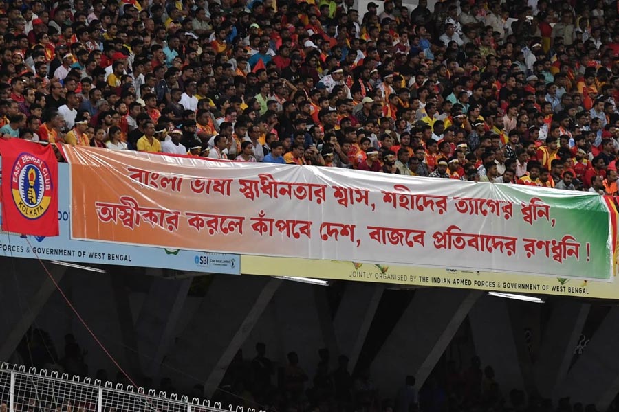 ডার্বিতেও ‘বাংলার অপমান’ নিয়ে সরব ইস্টবেঙ্গল সমর্থকরা, মজার টিফো সবুজ-মেরুন গ্যালারিতেও