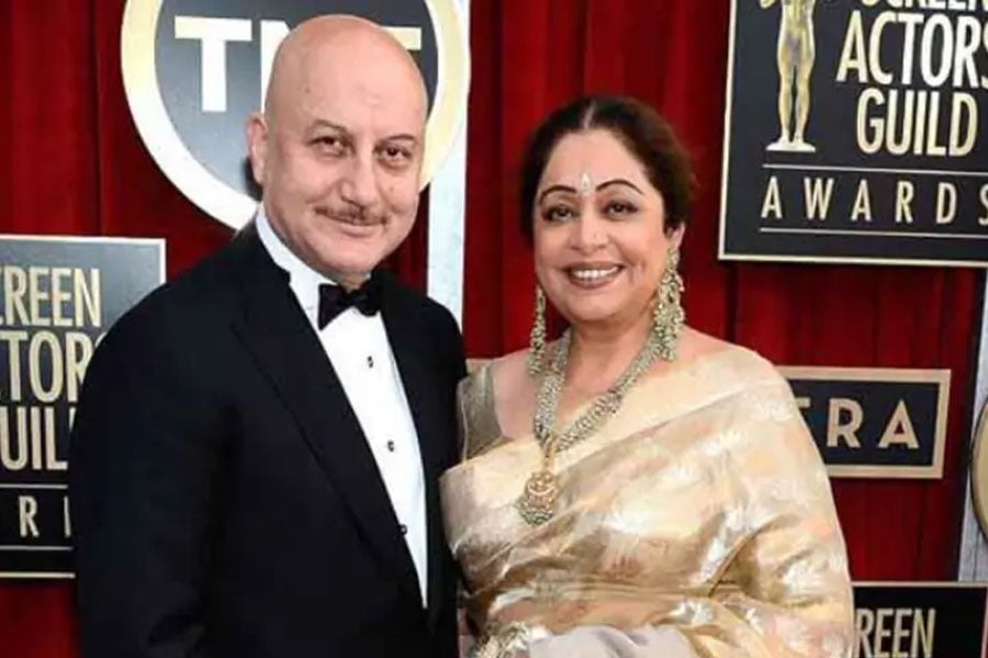 দাম্পত্যের চার দশক, একে অপরকে মন ছুঁয়ে যাওয়া পোস্টে ভালোবাসার বার্তা অনুপম-কিরণের