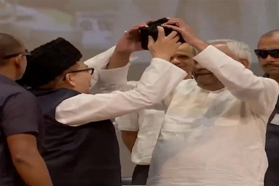 ফের পাল্টি খেলেন ‘পল্টুরাম’! মোদিকে কটাক্ষের পর এবার ফেজ টুপিতে ‘অনীহা’ নীতীশের