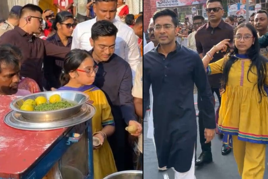 অষ্টমীতে পরিযায়ী শ্রমিকদের সঙ্গে কথা অভিষেকের, খেলেন ফুচকাও