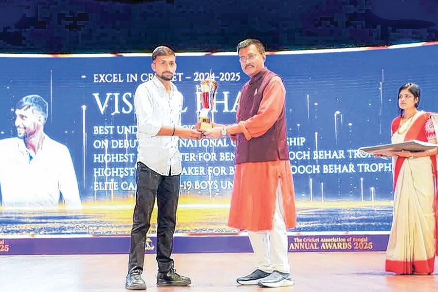 সিএবি প্রশাসনে কি ফিরতে ‘উদ্যোগী’ প্রাক্তন কোষাধ্যক্ষ বিশ্বরূপ? জল্পনা শুরু ময়দানে