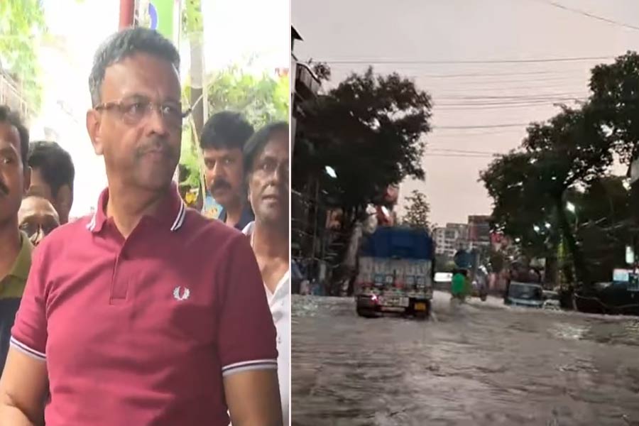 জল সরাতে রাস্তায় নেমে জঞ্জাল পরিষ্কার ফিরহাদের! বললেন, ‘৭৮ সালের পর এমন বৃষ্টি দেখিনি’