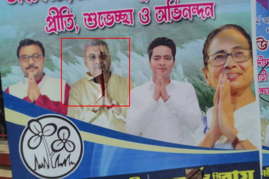 পুজোর মাঝে রাজনৈতিক অশান্তি হুগলিতে, ছেড়া হল তৃণমূল সাংসদ-কাউন্সিলরের ছবি!