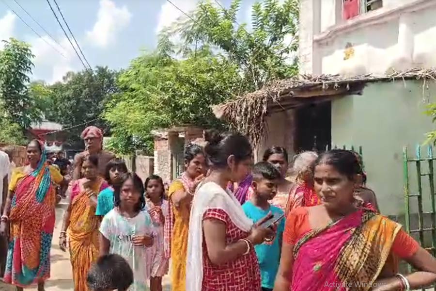 সপ্তমীতে মৃত্যুর কালো ছায়া মালদহে, দুই সন্তানকে ‘খুন’ করে আত্মঘাতী মা!