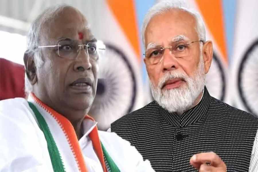 ‘দেশের শত্রু মোদি’, মার্কিন শুল্ক ইস্যুতে প্রধানমন্ত্রীকে নজিরবিহীন আক্রমণ খাড়গের