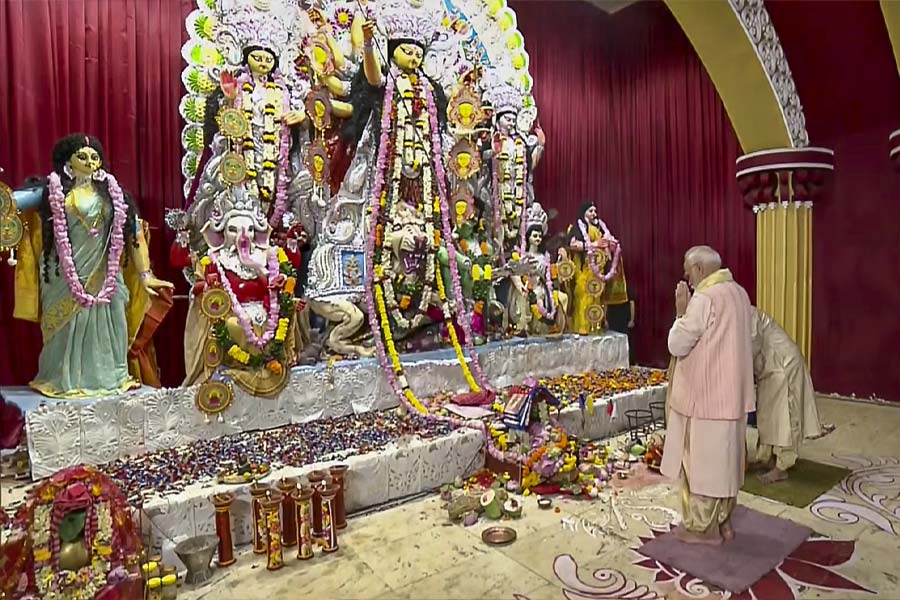 বাংলার ভোটের আগে দুর্গা শরণে মোদি, প্রথমবার দিল্লির সিআর পার্কে অষ্টমীর আরতি প্রধানমন্ত্রীর
