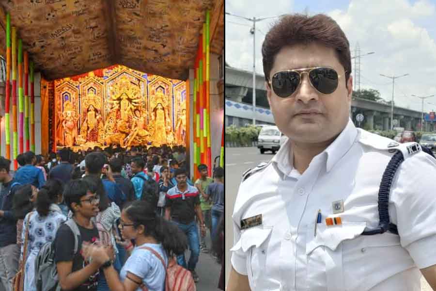 ঠাকুর দেখার লাইন সামলে প্রাপ্তি দর্শনার্থীদের আশীর্বাদ, কেমন কাটে ট্রাফিক গার্ডের পুজো?