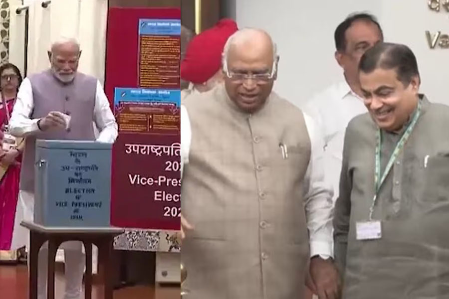 উপরাষ্ট্রপতি নির্বাচনে ভোট দিলেন মোদি, খাড়গের হাত ধরে ভোটকেন্দ্রে গড়করি